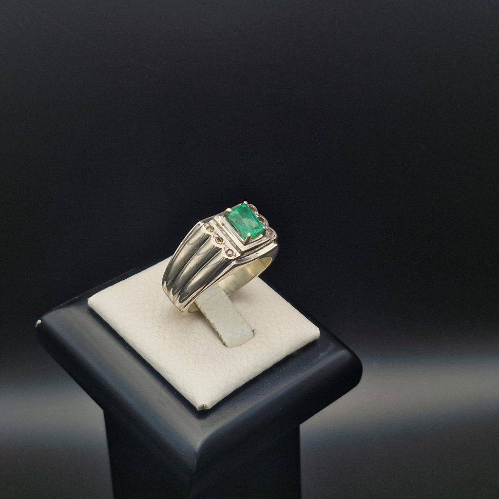 Colombian Emerald Ring with 6 Diamonds – Handmade Jewelry