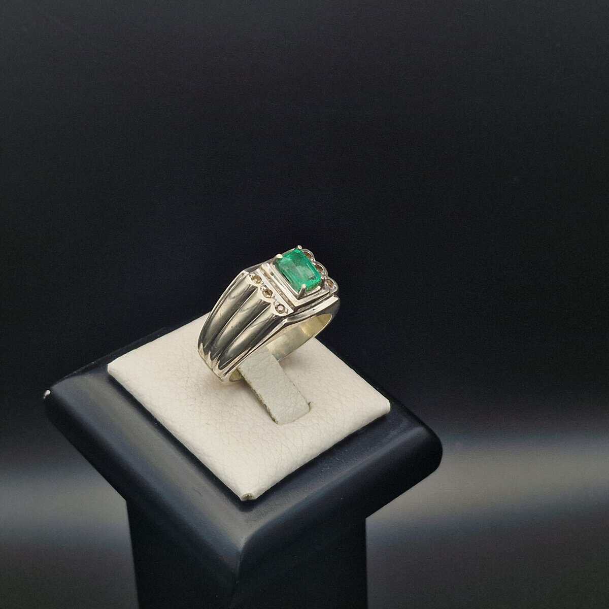 Colombian Emerald Ring with 6 Diamonds - Handmade Jewelry