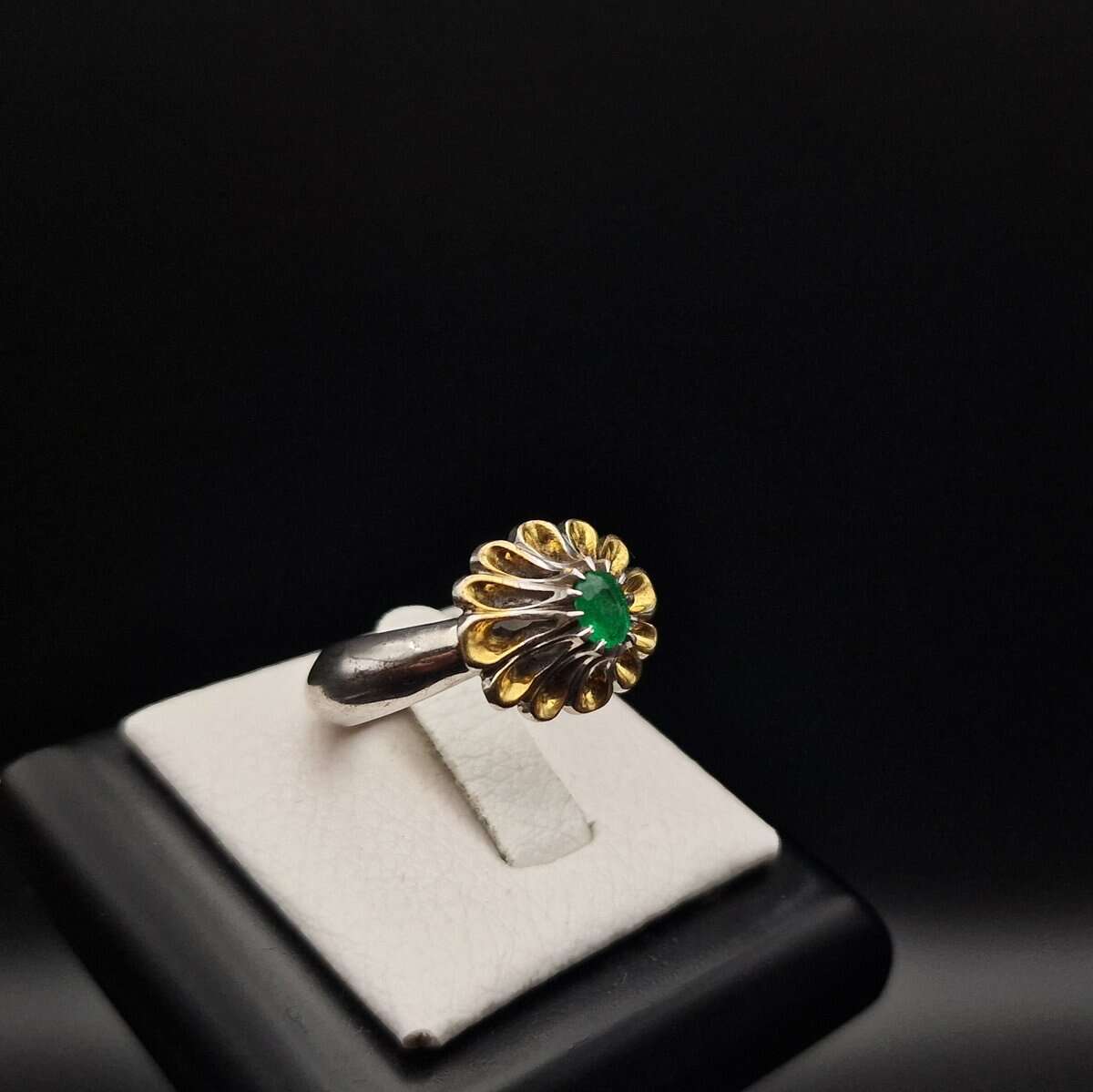 Emerald Ring for Men and Women – Unique Golden Floral Design